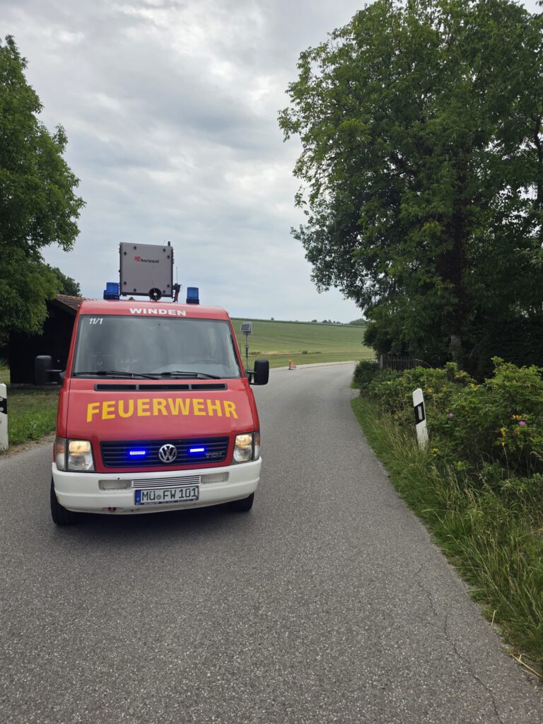 
Am 26.07. waren drei unserer Kameraden bei der Verkehrsabsicherung der Fahrzeugweihe in Winden im Einsatz.